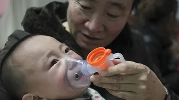 Imagini INCREDIBILE in China: oamenii stau la coada pentru a respira aer curat, ambalat in pungi de plastic!