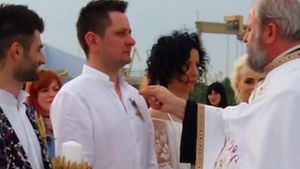 OCTAVIAN STRUNILĂ şi OANA BOTEZ, cununaţi de un preot exclus din BOR! Nunta oficiată pe plaja din 2 Mai, nerecunoscută de nicio biserică ortodoxă