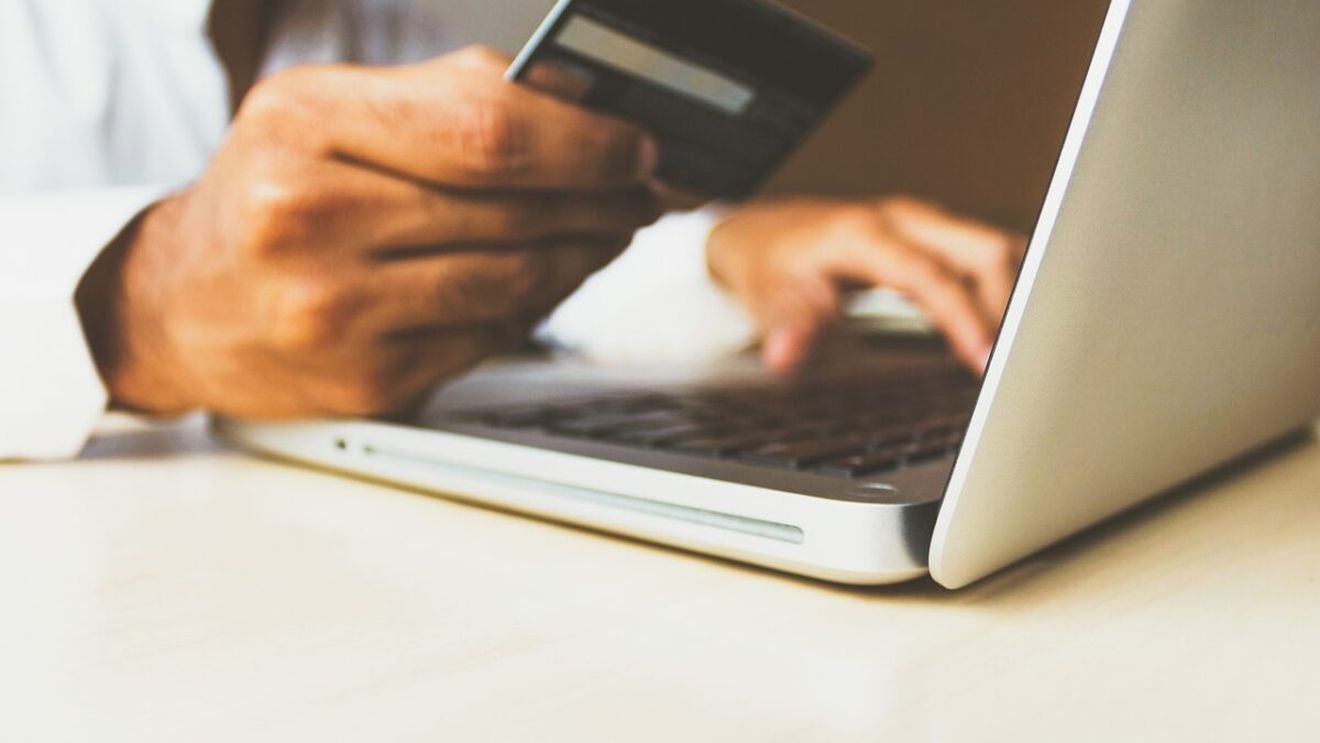 Un bărbat din Fălticeni s-a trezit cu 10.000 lei în cont, fără nicio explicație. Ce scria la detaliile transferului