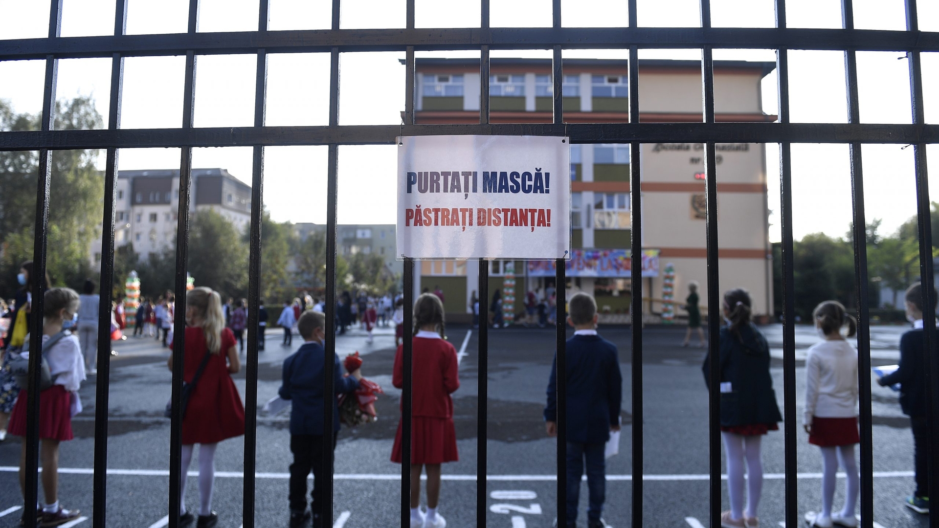 Decizie importantă, luată în București.  Masca rămâne obligatorie în apropierea școlilor și în spațiile aglomerate