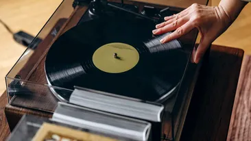 De ce un cântec din adolescență te face să plângi în 3 secunde? Nu, nu este nostalgie, ci un substrat al neuroplasticității