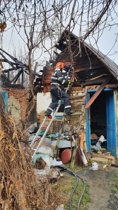 Un bătrân din Argeș a murit în casa cuprinsă de flăcări