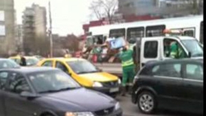 VIDEO INCREDIBIL! Se intampla in traficul din Bucuresti... unul da cu pumnul, unul alerga cu ranga, iar altul da cu masina!