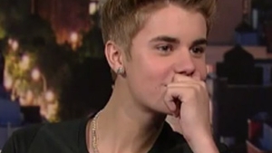 VIDEO Justin Bieber a demonstrat in direct la TV ca este doar frumos! Vezi ce gafa a facut de s-a inrosit de rusine!
