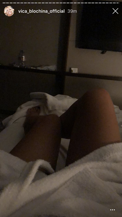 Vica, în halat, în pat, la Marriott