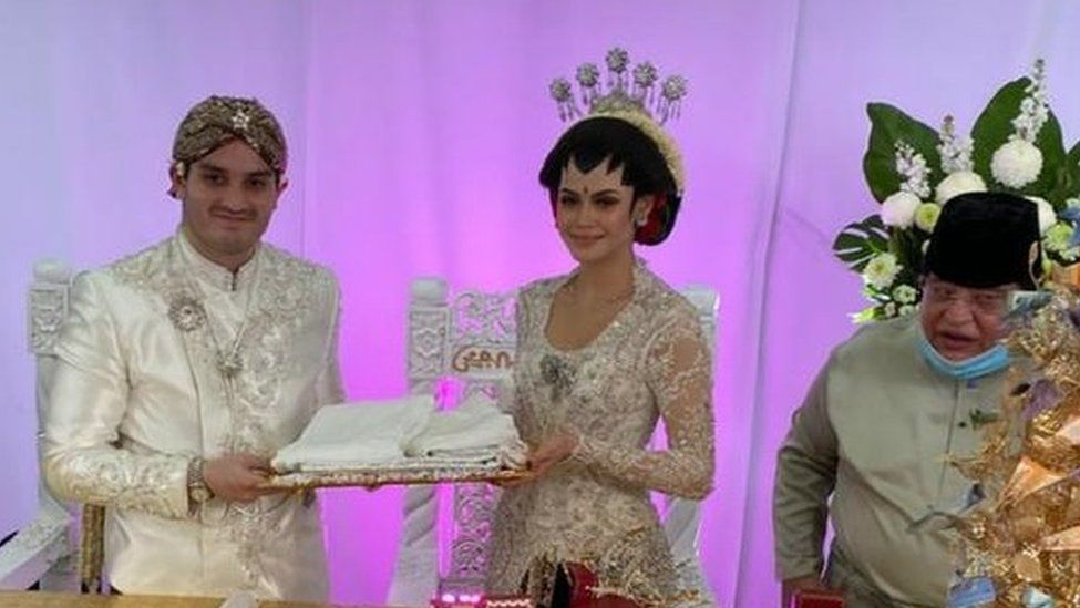 Au reușit să păcălească restricțiile impuse! Un cuplu a organizat o nuntă cu 10.000 de invitați. Cum a fost posibil