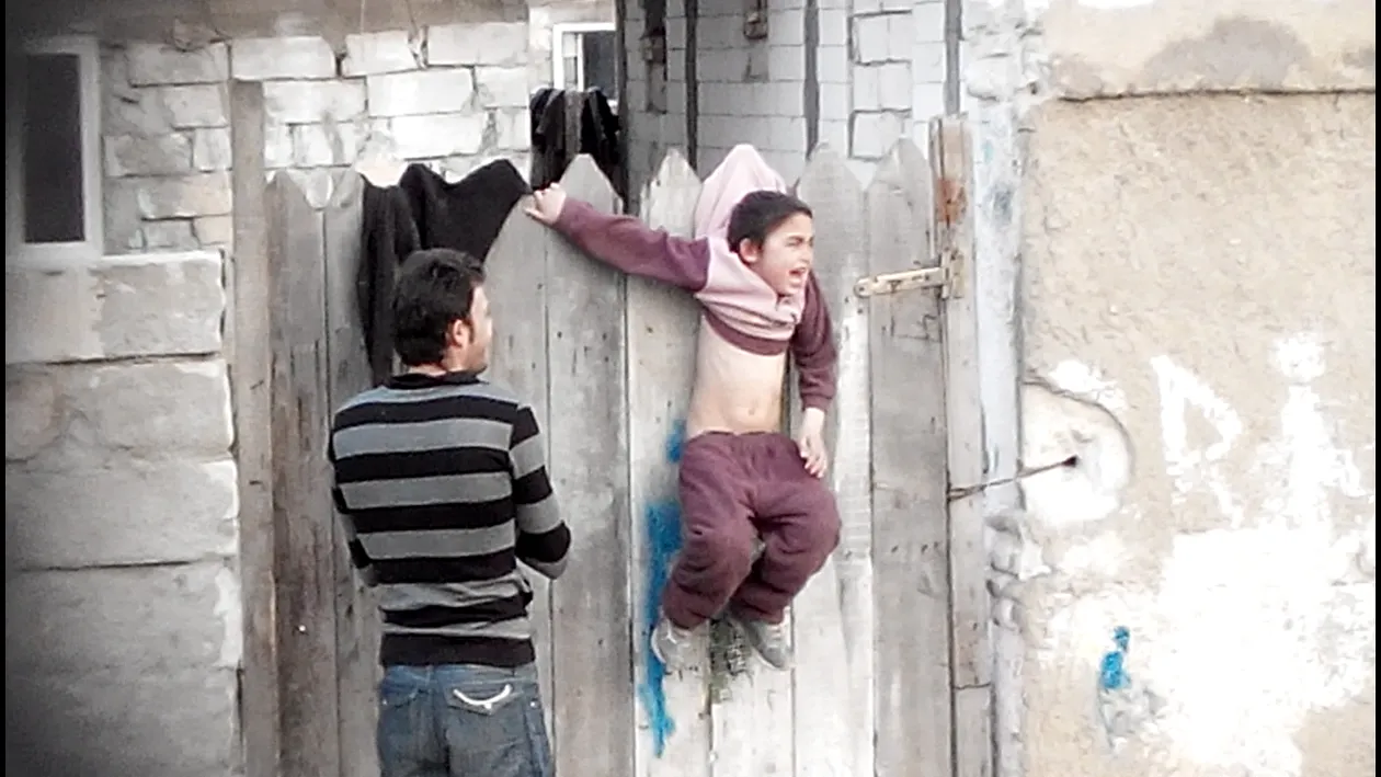 Imagini de groaza din mahalaua Bucurestiului! O familie de romi si-a rastignit copilul pe gard drept pedeapsa!