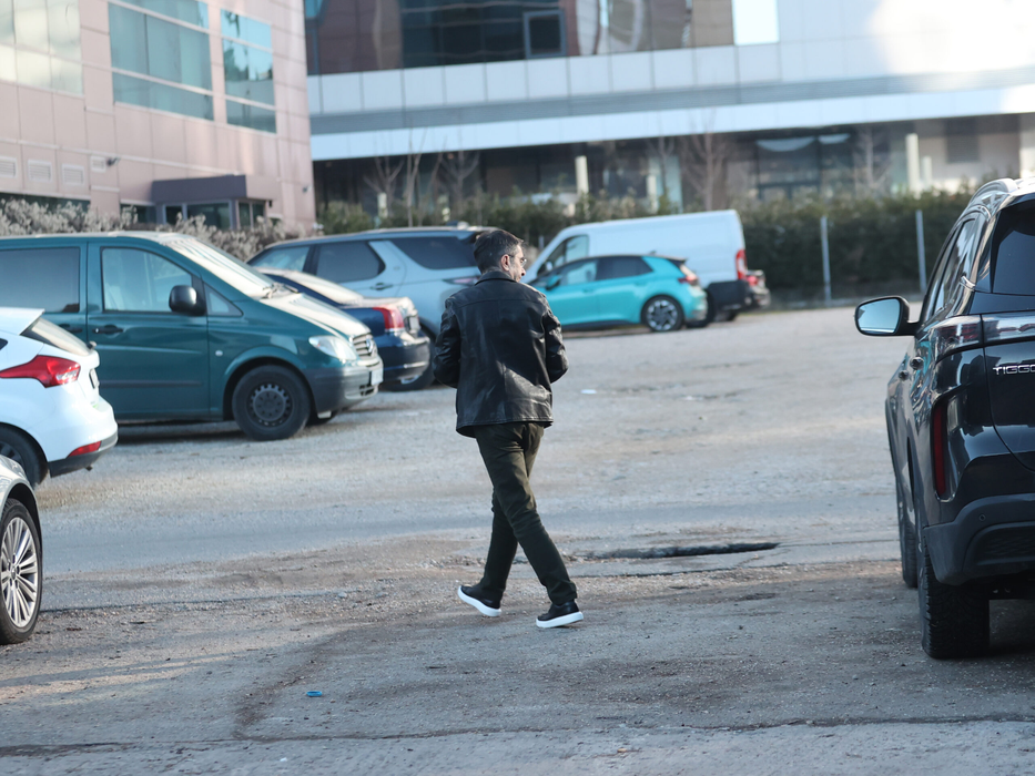 Mihai Găinușă, într-un outfit all black, merge la o clinică medicală