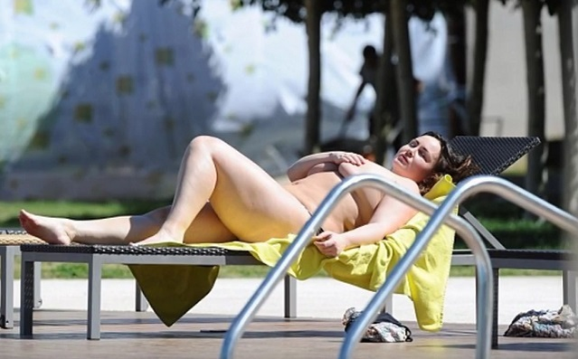 Acest fotomodel a lăsat pe toată lumea cu gura căscată! A apărut la piscină aproape dezbrăcată!