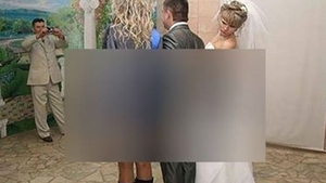 Imaginea a facut inconjurul lumii! Mireasa nu va uita niciodata acest moment de la nunta sa! Ce a putut sa ii faca sotul