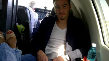 Bianca il are pe Cristea la picioare! Roscata isi sprijina tocurile pe iubitul ei!