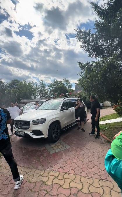 Ireal! Cum au fost aşteptaţi acasă cei trei fii ai Sidoniei, după crima de la Padina. Imagini sfidătoare: „Bine v-am găsit”