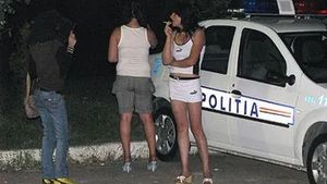 Polițiști locali din Constanța, prinși cu pantalonii în vine la... prostituate: ”S-au văzut nevăzuți prin boscheți...”