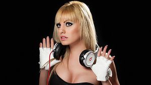 Alexandra Stan a fost externata din spital! A fost asaltata de fani! Vezi daca s-a recuperat si care a fost reactia ei