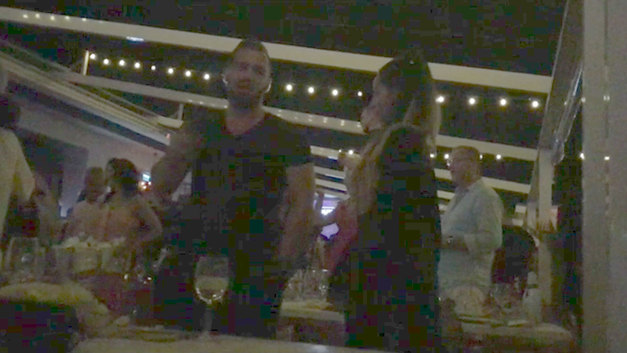 Fosta solistă a trupei ”Like Chocolate” și-a etalat burtica de gravviduță într-un club din Mamaia