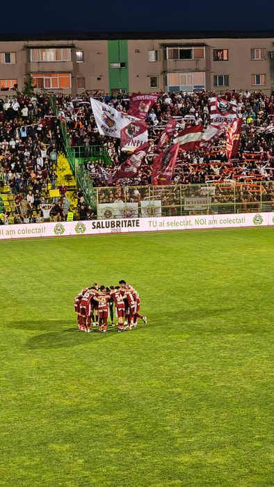 Spectacol la meciul FC Argeș – Rapid: fanele lui Dobrin au eclipsat fazele de joc cu ținutele lor provocatoare!
