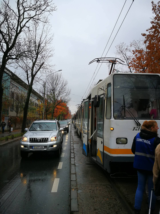 Accident în Capitală! Un tramvai a intrat în plin într-o maşină