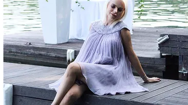 Deşi este însărcinată, JOJO nu ezită să se pozeze în costum de baie! Uite cât de bine arată