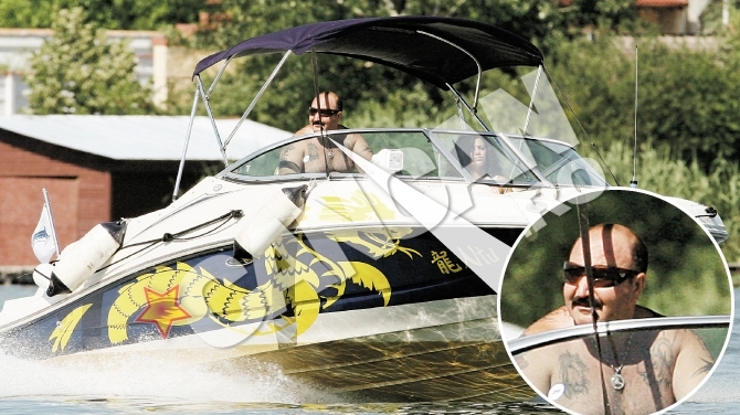 Salupa personalizata a lui Camataru, mangaiata de lacul Snagov. Nutu si-a lansat "dragonul" la apa