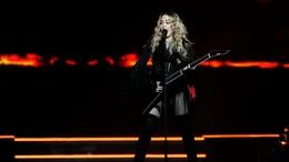 Madonna s-a prăbușit pe scenă în fața fanilor! Momentul s-a viralizat rapid. VIDEO