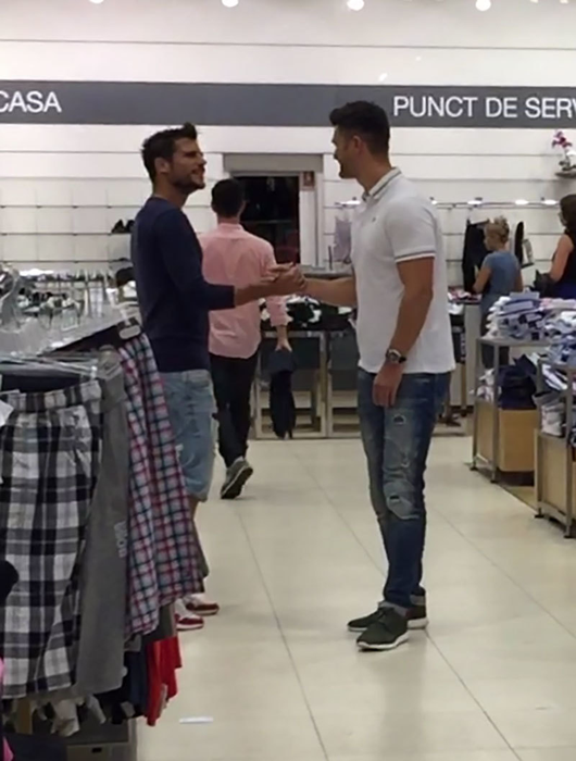 Bratu s-a întâlnit cu un amic când a intrat în magazin