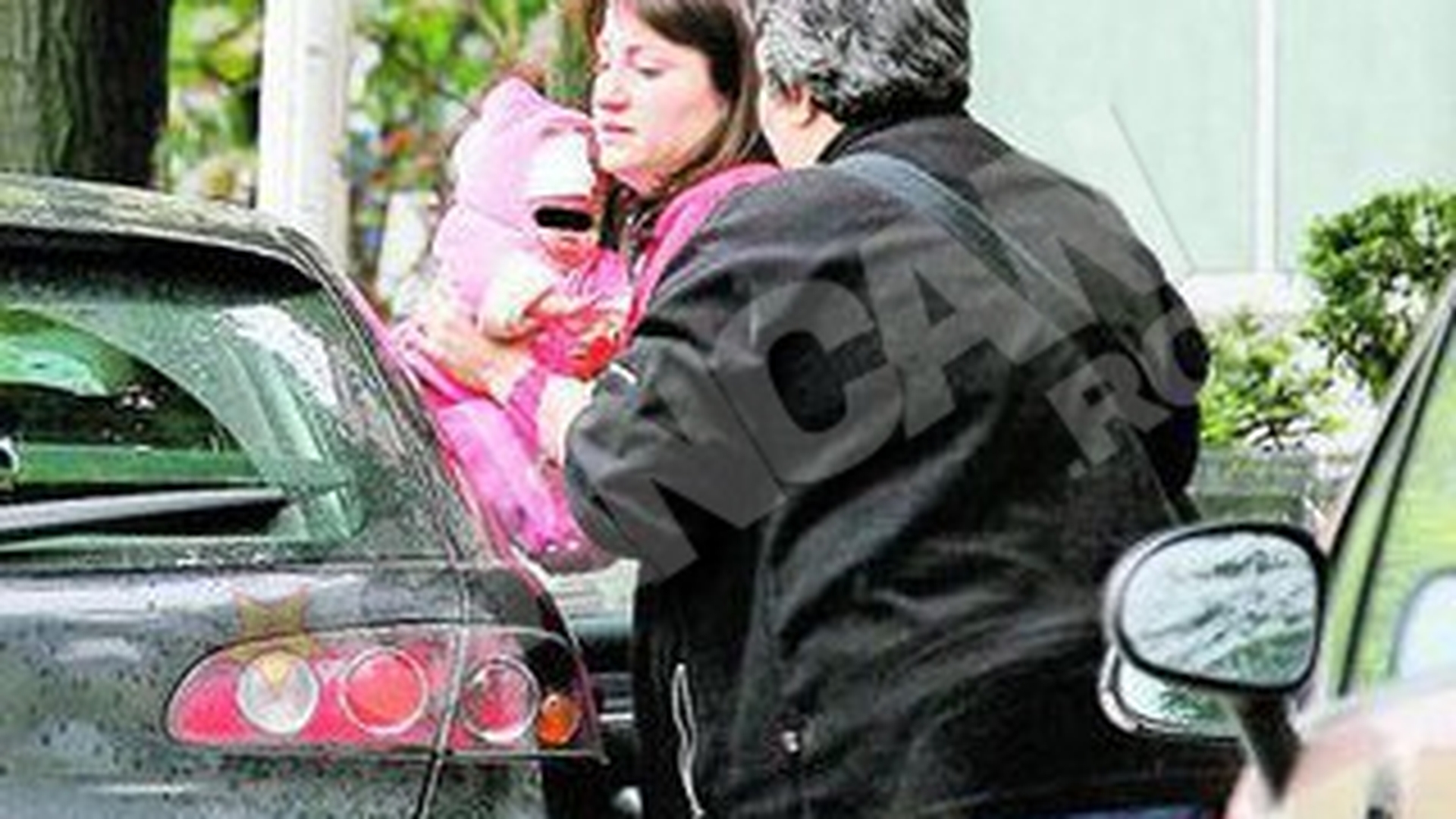 VIDEO Actrita Adriana Nicolae, de la aeroport direct la biserica