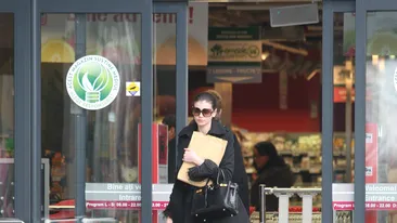 Ca o vedeta de la Hollywood! Moni poarta geanta de 35.000 de euro si a iesit in pantofi decupati la 0 grade Celsius