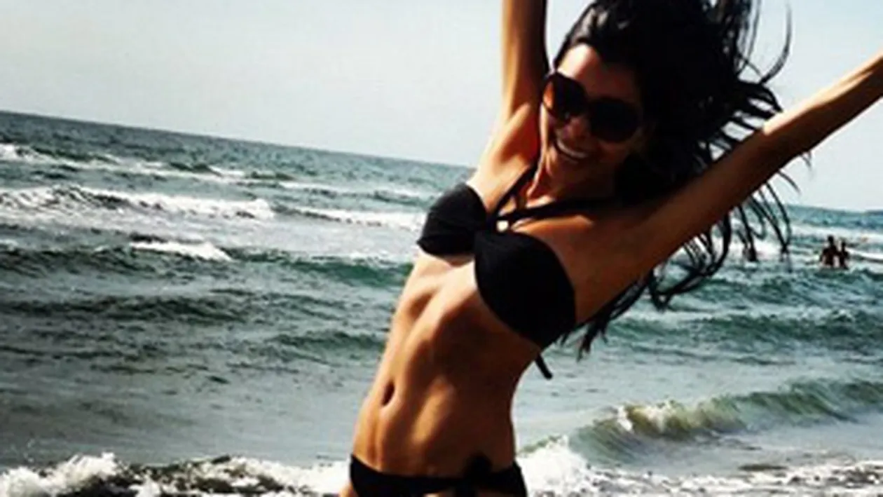 Ce buna e Corina Caragea in costum de baie! Doar la abdomenul ei perfect si sanii fermi o sa te gandesti cand te uiti la stirile sportive