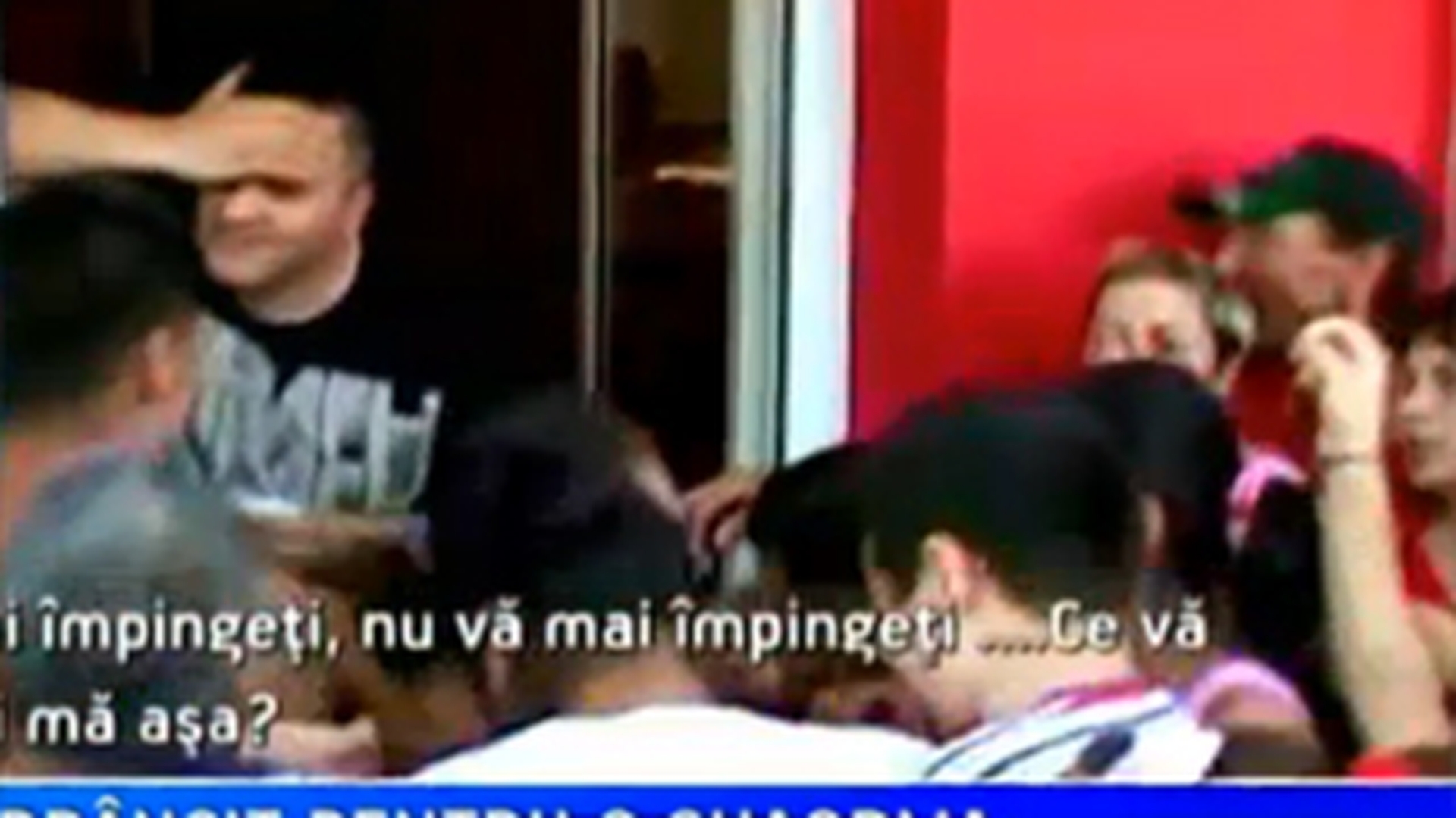 VIDEO Ce va mai place shaworma! Uite cum s-au calcat in picioare zeci de braileni pentru mancare gratis!