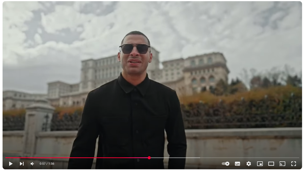 Condamnat penal, Ghebe s-a filmat chiar în fața Casei Poporului, cântând pentru PNL. (SURSA: YOUTUBE.COM)