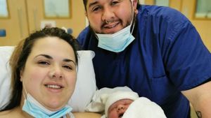 O sarcină cu surprize! A născut un bebeluș care cântărea dublu față de un copil obișnuit. „A fost nevoie de doi oameni pentru a-l scoate”