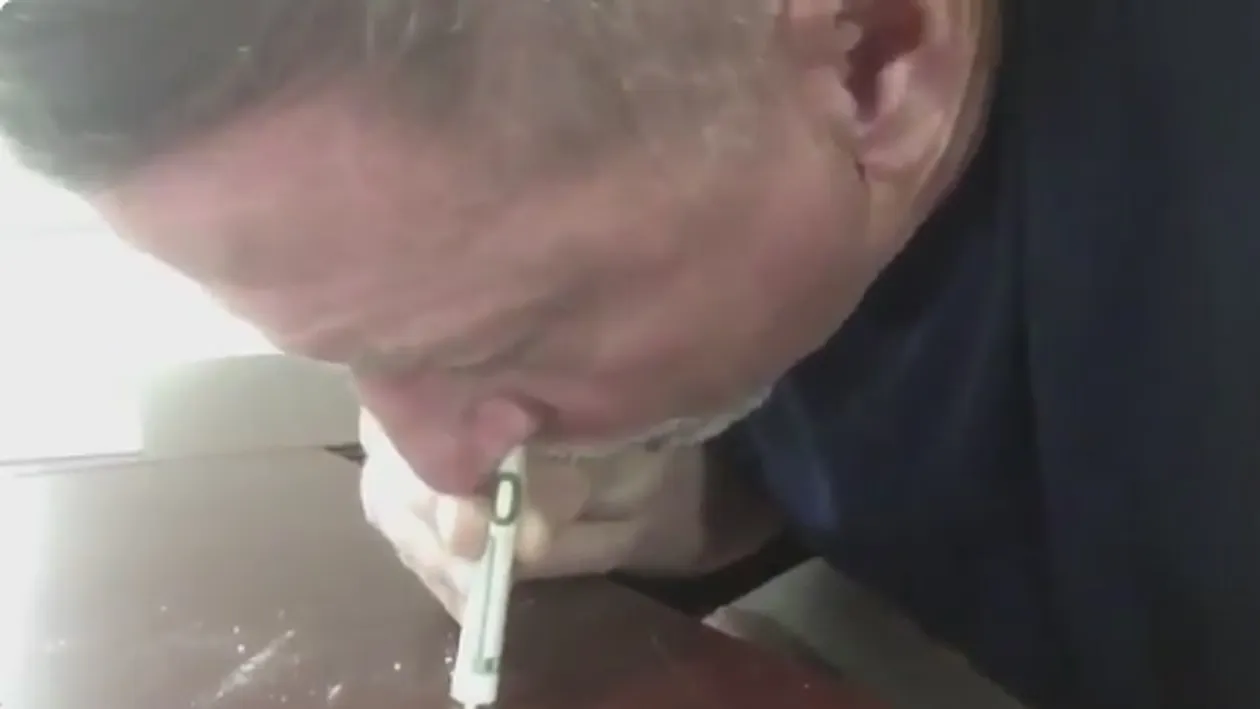 VIDEO / Un antrenor de fotbal e anchetat, după ce a fost filmat în timp ce trăgea pe nas un praf alb! Imaginile sunt virale