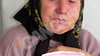 Pensie de 1 leu in Romania anului 2011! Postasul merge 6 kilometri pentru a duce batranei banii