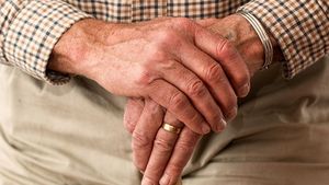 Un italian de 91 de ani a ajuns la închisoare după ce a persecutat o îngrijitoare româncă, pentru că a refuzat să întrețină relații cu el! Ce pagube uriașe trebuie să-i plătească femeii