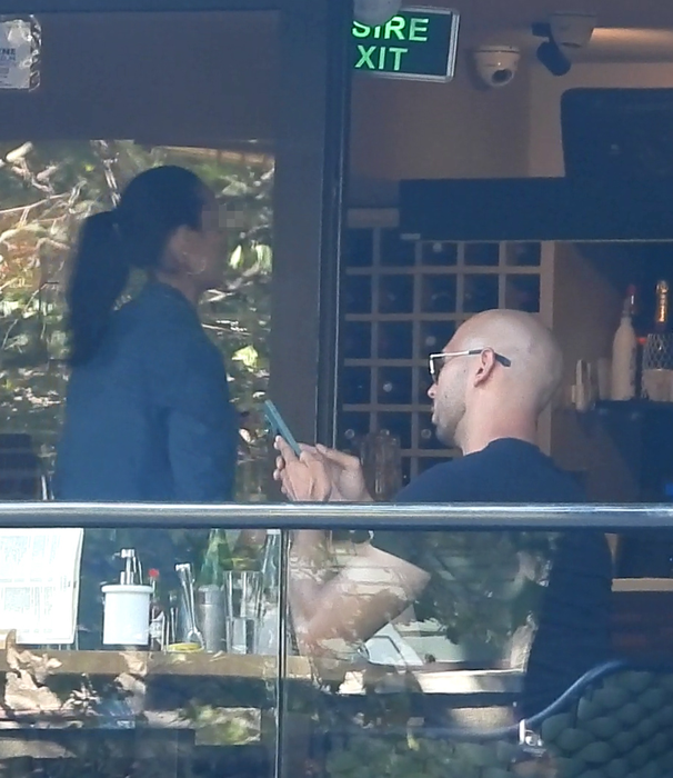 Andrew Cobra Tate, fratele celebrului Tristat Tate, a făcut o ședință foto chiar pe terasa unui restaurant din București
