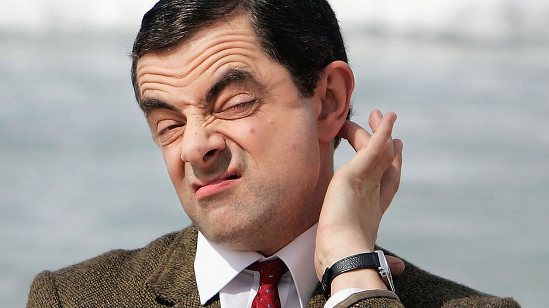 Toată lumea îl cunoaşte ca şi “Mr. Bean“, însă puţini ştiu povestea eforturilor din spatele personajului! De ce nu vorbeşte Rowan Atkinson în celebrul serial