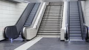 Ai grija cand folosesti scarile rulante! Vezi ce i s-a intamplat unei femei, la metrou!