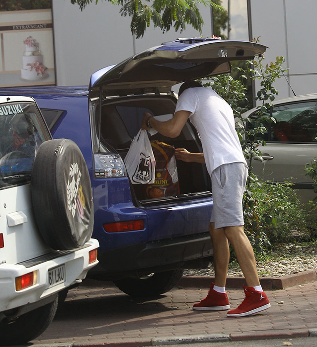 Soţul Andreei Bălan aşează în portbagaj şi celelalte cumpărături