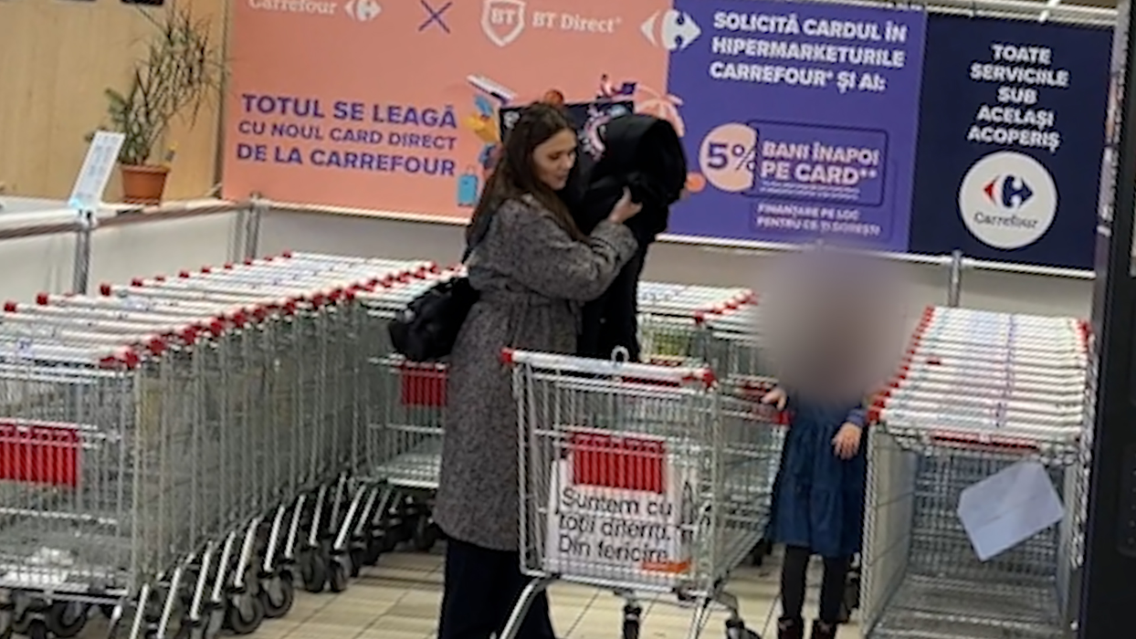Soția lui Mădălin Ionescu ajunge în centrul comercial alături de fiica sa / (Sursa: CANCAN.RO)