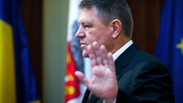 De ce si-a aruncat Iohannis paltonul pe aeroportul din Paris! Ce l-a scos din sarite pe presedinte!