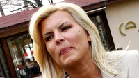 Elena Udrea isi face cumparaturile de pe bancheta din spate a limuzinei sale. Blonda si-a trimis soferul sa...