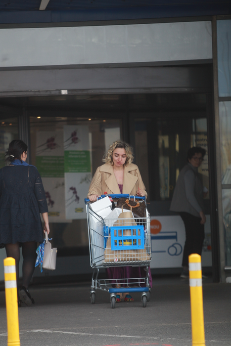 Ana Morodan, în timp ce înfuleca cu poftă dintr-un hot-dog