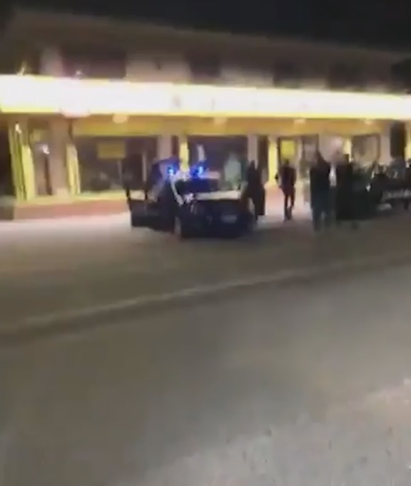Carabinierii sunt cu pistoalele ațintite spre mafioți