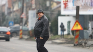 Agale, agale, spre gradinita lui Albert! N-o sa-ti vina sa crezi ce ascunde Adrian Iovan sub geaca de piele!