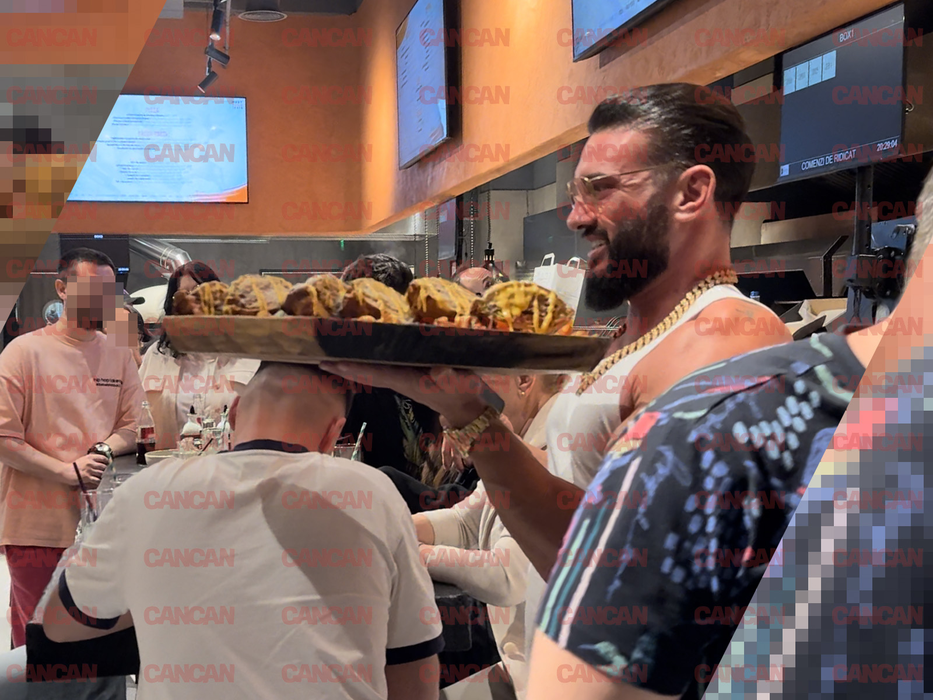 Dorian Popa, cu platoul cu burgeri al lui chef Orlando Zaharia