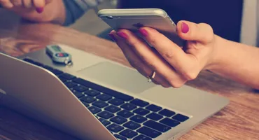 Cutia care îi lasă pe români fără banii de pe card: „Acolo scria plată sigură...” Ce au născocit acum escrocii