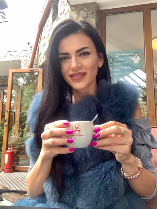 Lavinia a divorțat în secret, la notar, după ce s-a tunat din cap până-n picioare