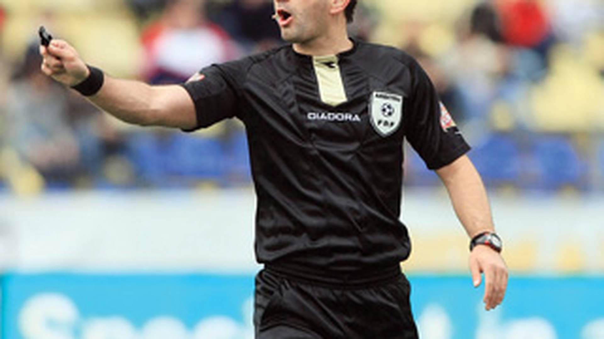 Suporterul care l-a lovit pe arbitrul Eduard Constantinescu, cercetat penal si amendat cu 1.000 lei
