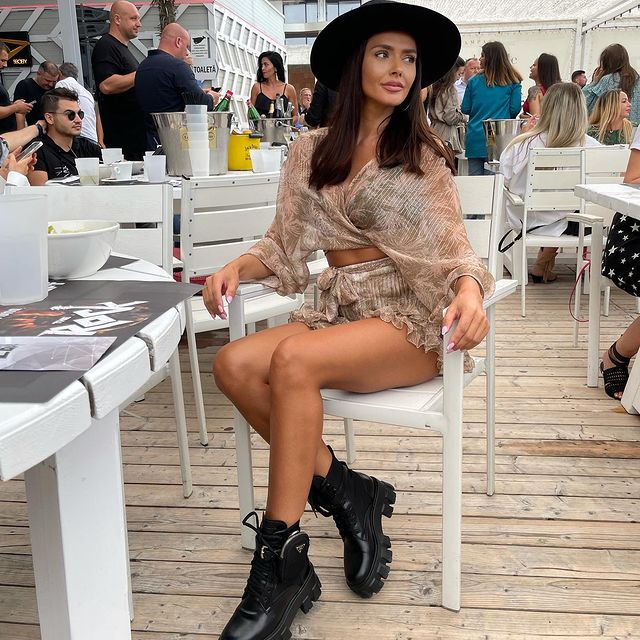 Raluca Dumitru: "Penibil a fost atunci când am dansat în mijlocul Capitalei, în frunze, în costum de baie" / Sursă foto: Instagram