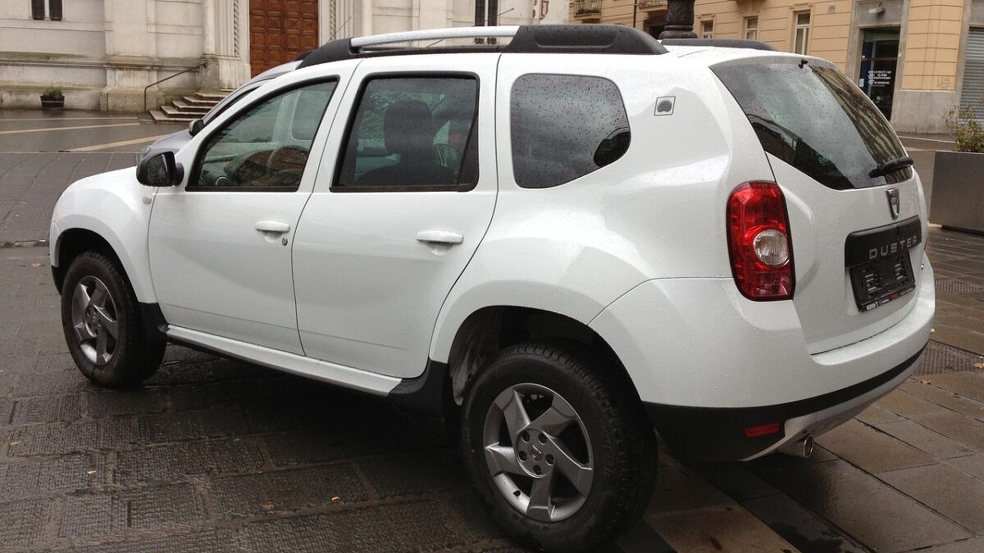 Pericolul mortal care s-ar ascunde sub capota de la Dacia. Revoltă în masă a șoferilor după descoperirea făcută